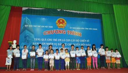 Presents given to sea and islands sovereignty protection cadres’ and soldiers’ children